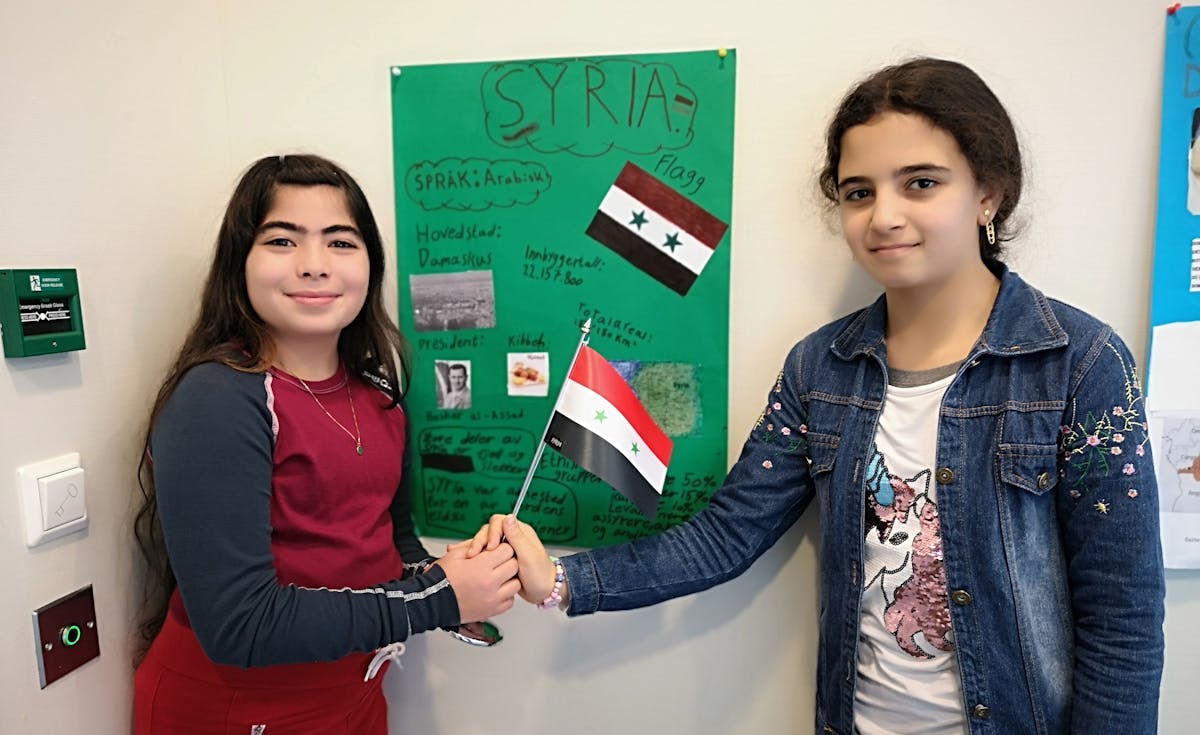 Hadeel og Douaaa laget en plakat med informasjon om Syria.