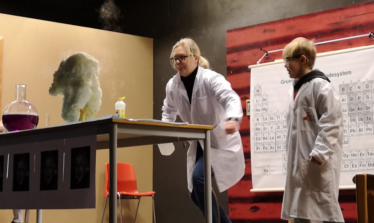 Joanna og Mathias lagde elefant-tannkrem foran en fullsatt gymsal.