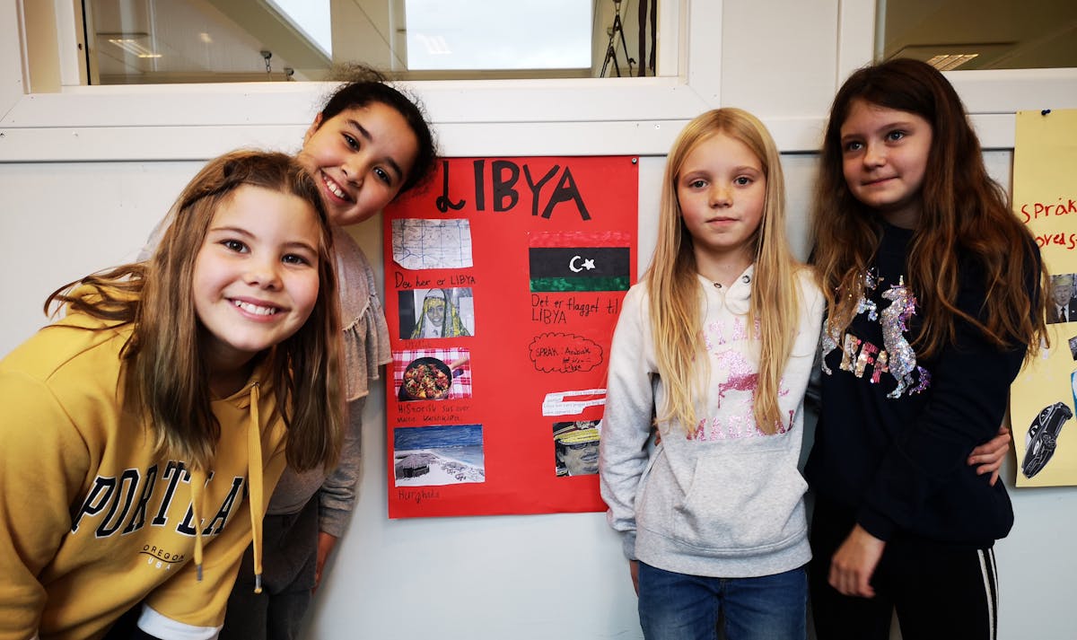Andrea, Yasmin, Martine og Aurora har laget plakat om Libya.