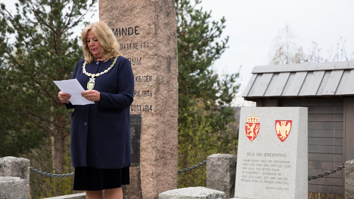 Ordfører Lillian Skjærvik holder tale under markeringen av 8. mai 2020.