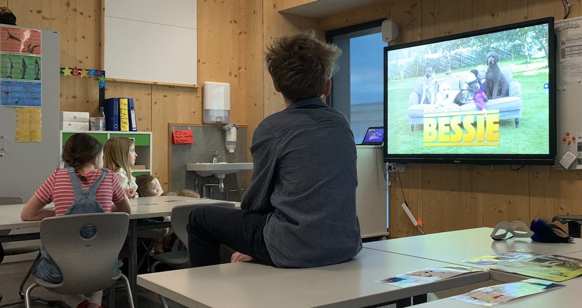 3. trinn på Lillemoen skole ser tv-serien Redningshunden Bessie.